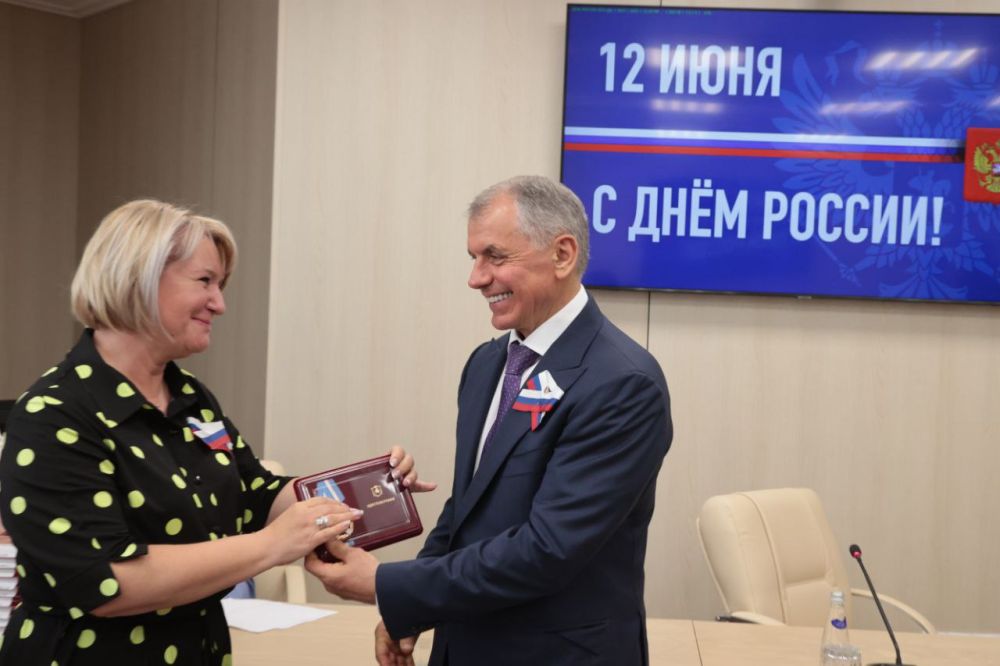 Владимир Константинов: В преддверии Дня России вручил крымчанам государственные награды и знаки отличия Государственного Совета Владимир Константинов: В преддверии Дня России вручил крымчанам государственные награды и знаки отличия Государственного Совета