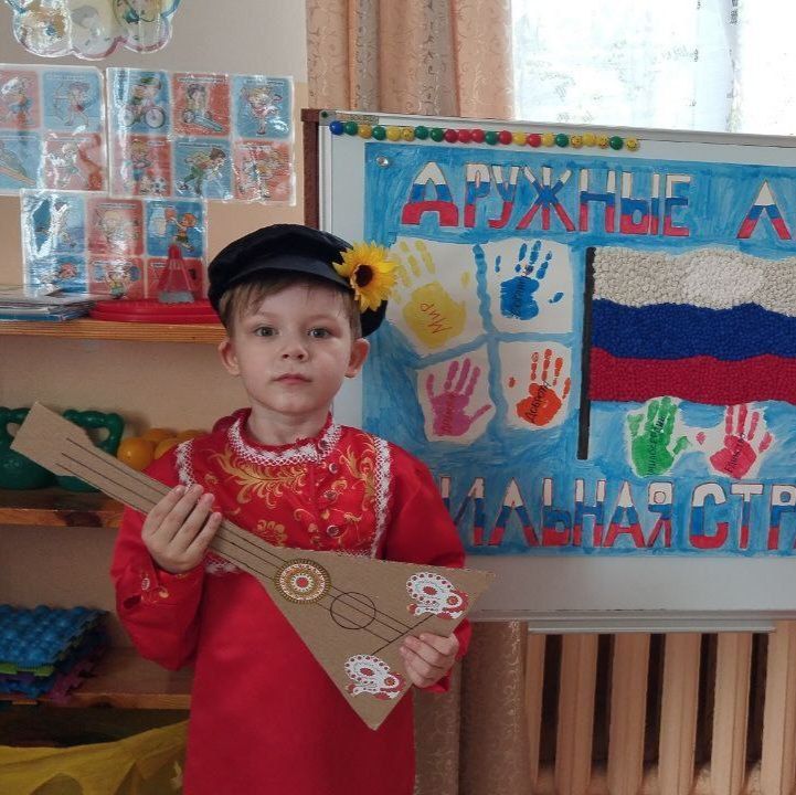 Дружно, ярко, с улыбками — как самые юные ялтинцы готовятся к празднованию Дня России Дружно, ярко, с улыбками — как самые юные ялтинцы готовятся к празднованию Дня России