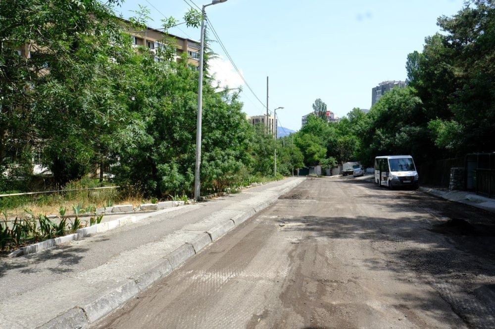Янина Павленко: Приступили к ремонту дороги на Блюхера, в районе дома №40 (порядка 3000 квадратов) – уже выполнили фрезерование, готовимся к укладке асфальтного покрытия Янина Павленко: Приступили к ремонту дороги на Блюхера, в районе дома №40 (порядка 3000 квадратов) – уже выполнили фрезерование, готовимся к укладке асфальтного покрытия