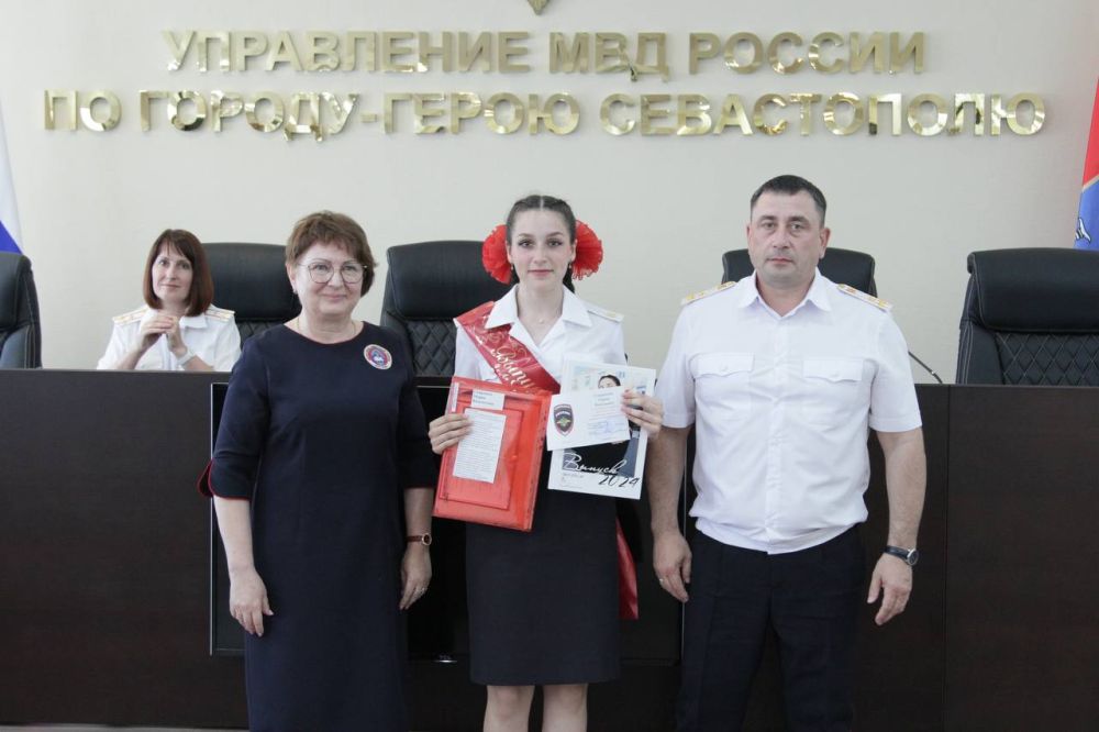 Начальник УМВД России по г. евастополю Сергей Сигунов вручил выпускникам СОШ № 6 аттестаты об основном общем образовании и свидетельства об окончании кадетского класса Начальник УМВД России по г. евастополю Сергей Сигунов вручил выпускникам СОШ № 6 аттестаты об основном общем образовании и свидетельства об окончании кадетского класса