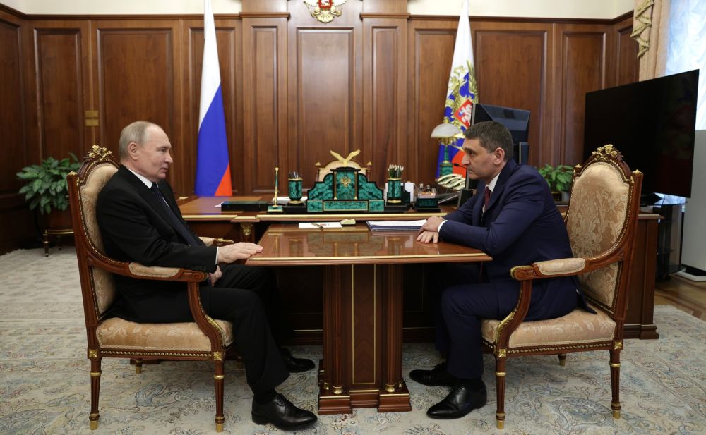 Владимир Путин провел рабочую встречу с генеральным директором, председателем правления ПАО «Россети» Андреем Рюминым Владимир Путин провел рабочую встречу с генеральным директором, председателем правления ПАО «Россети» Андреем Рюминым