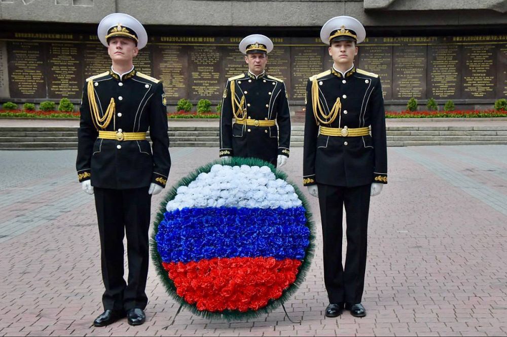 Владимир Немцев: Праздник традиционно начали с торжественной церемонии возложения цветов к Вечному огню Мемориала героической обороны Севастополя 1941-1942 годов Владимир Немцев: Праздник традиционно начали с торжественной церемонии возложения цветов к Вечному огню Мемориала героической обороны Севастополя 1941-1942 годов