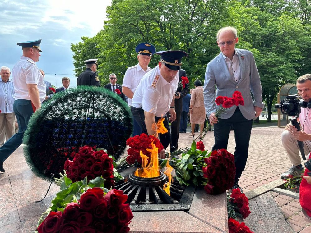 Начальник УМВД России по г. евастополю полковник полиции Сергей Сигунов принял участие в мероприятии, посвящённом Дню России Начальник УМВД России по г. евастополю полковник полиции Сергей Сигунов принял участие в мероприятии, посвящённом Дню России