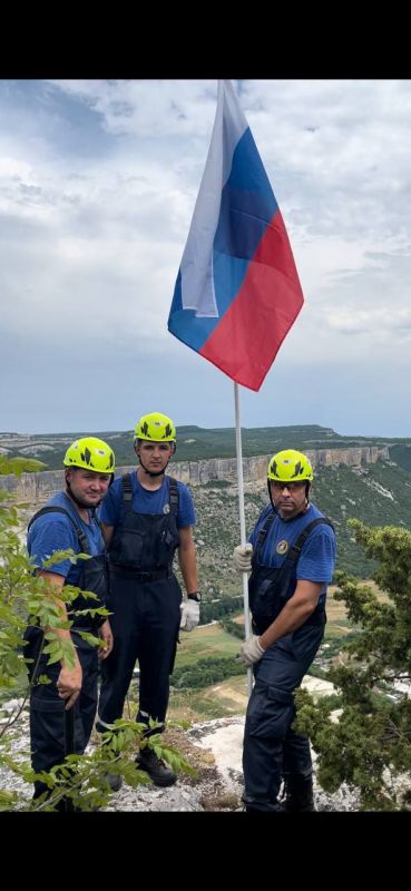 Спасатели развернули флаги на вершинах Крымских гор Спасатели развернули флаги на вершинах Крымских гор
