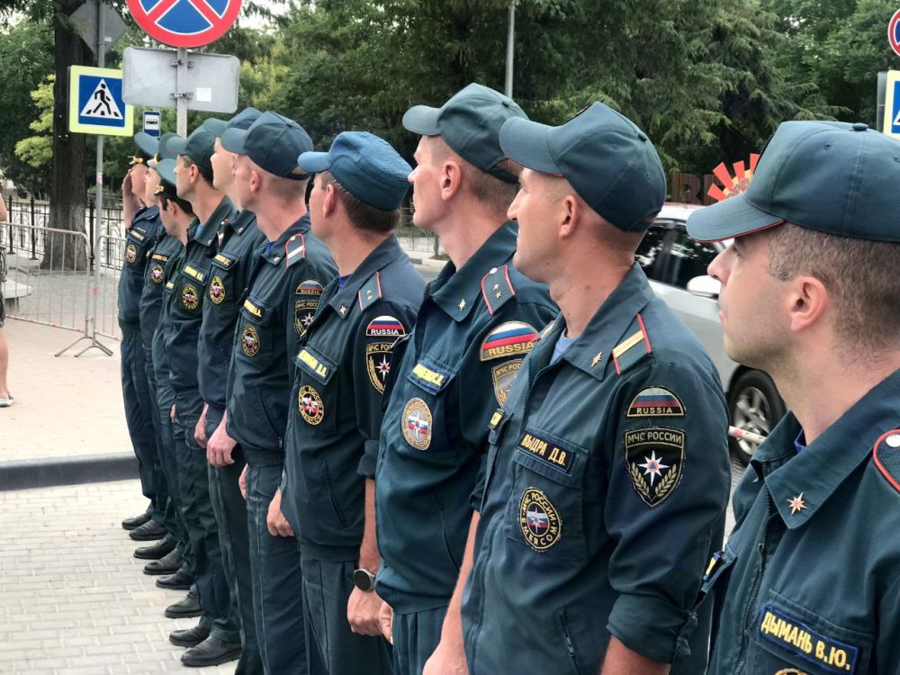 Сотрудники Евпаторийского пожарно-спасательного гарнизона отметили День России Сотрудники Евпаторийского пожарно-спасательного гарнизона отметили День России