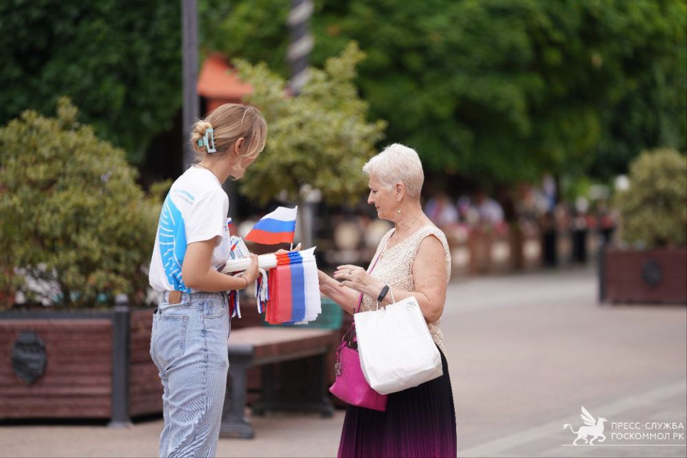 Алексей Зинченко: С Днём России!. Сегодня в разных муниципальных образованиях полуострова молодежь дарит праздничное... Алексей Зинченко: С Днём России!. Сегодня в разных муниципальных образованиях полуострова молодежь дарит праздничное...