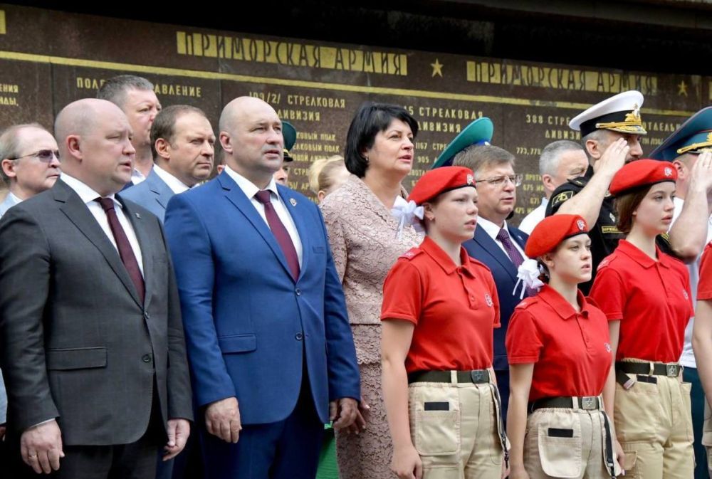 Владимир Немцев: Праздник традиционно начали с торжественной церемонии возложения цветов к Вечному огню Мемориала героической обороны Севастополя 1941-1942 годов Владимир Немцев: Праздник традиционно начали с торжественной церемонии возложения цветов к Вечному огню Мемориала героической обороны Севастополя 1941-1942 годов