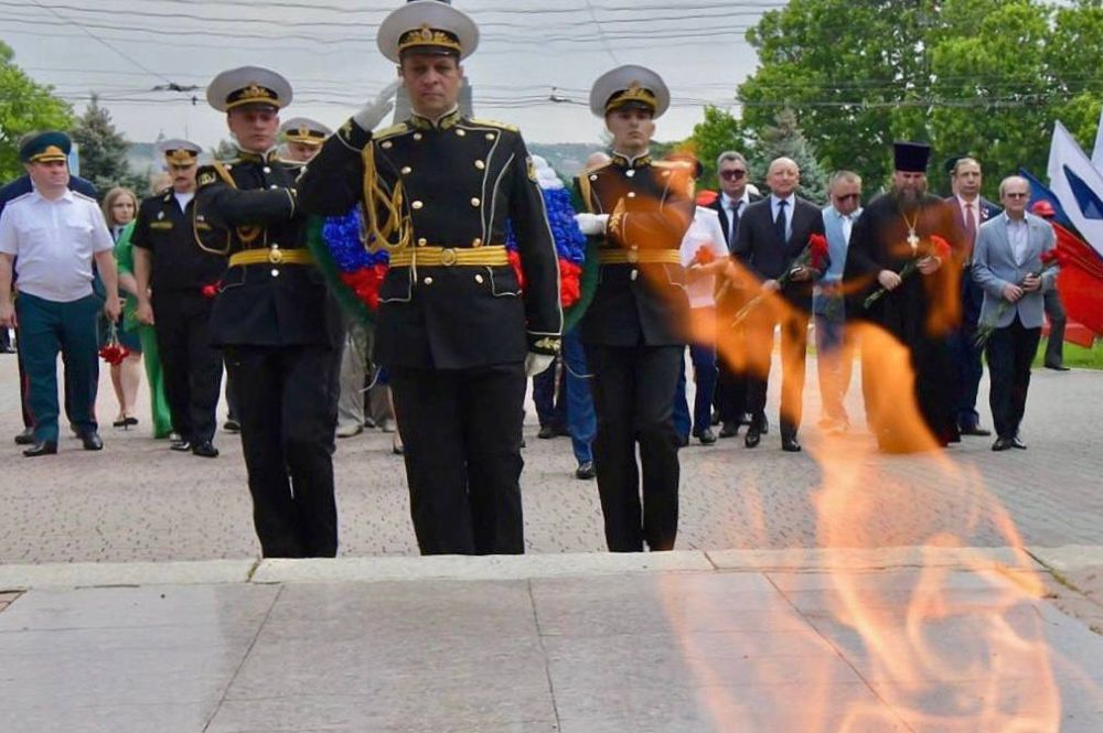 Владимир Немцев: Праздник традиционно начали с торжественной церемонии возложения цветов к Вечному огню Мемориала героической обороны Севастополя 1941-1942 годов Владимир Немцев: Праздник традиционно начали с торжественной церемонии возложения цветов к Вечному огню Мемориала героической обороны Севастополя 1941-1942 годов