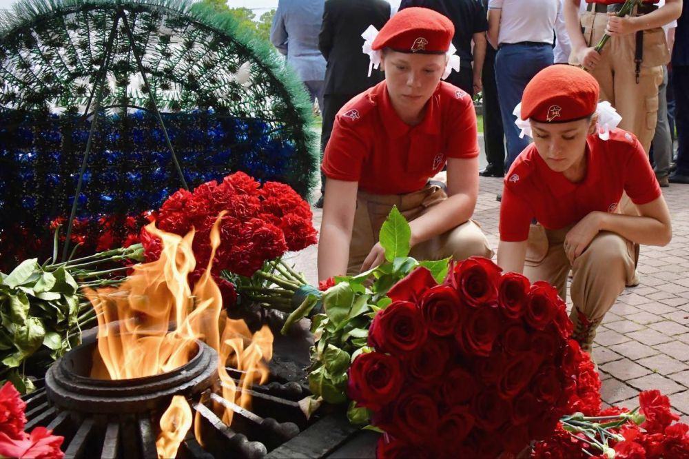 Владимир Немцев: Праздник традиционно начали с торжественной церемонии возложения цветов к Вечному огню Мемориала героической обороны Севастополя 1941-1942 годов Владимир Немцев: Праздник традиционно начали с торжественной церемонии возложения цветов к Вечному огню Мемориала героической обороны Севастополя 1941-1942 годов