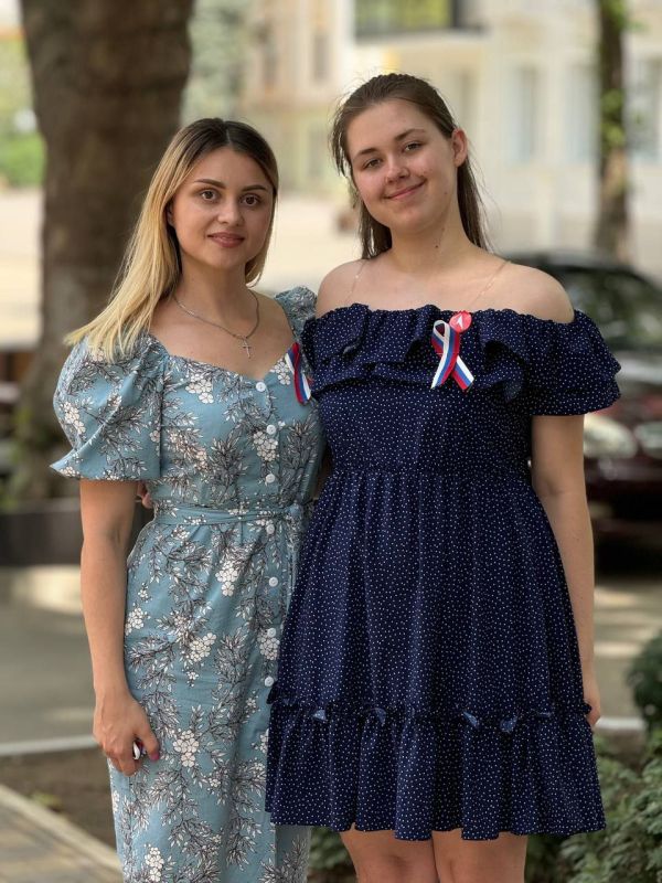 Члены Молодёжного совета Джанкойского района поздравили жителей с Днём России и подарили всем ленточки в цветах государственного флага Члены Молодёжного совета Джанкойского района поздравили жителей с Днём России и подарили всем ленточки в цветах государственного флага