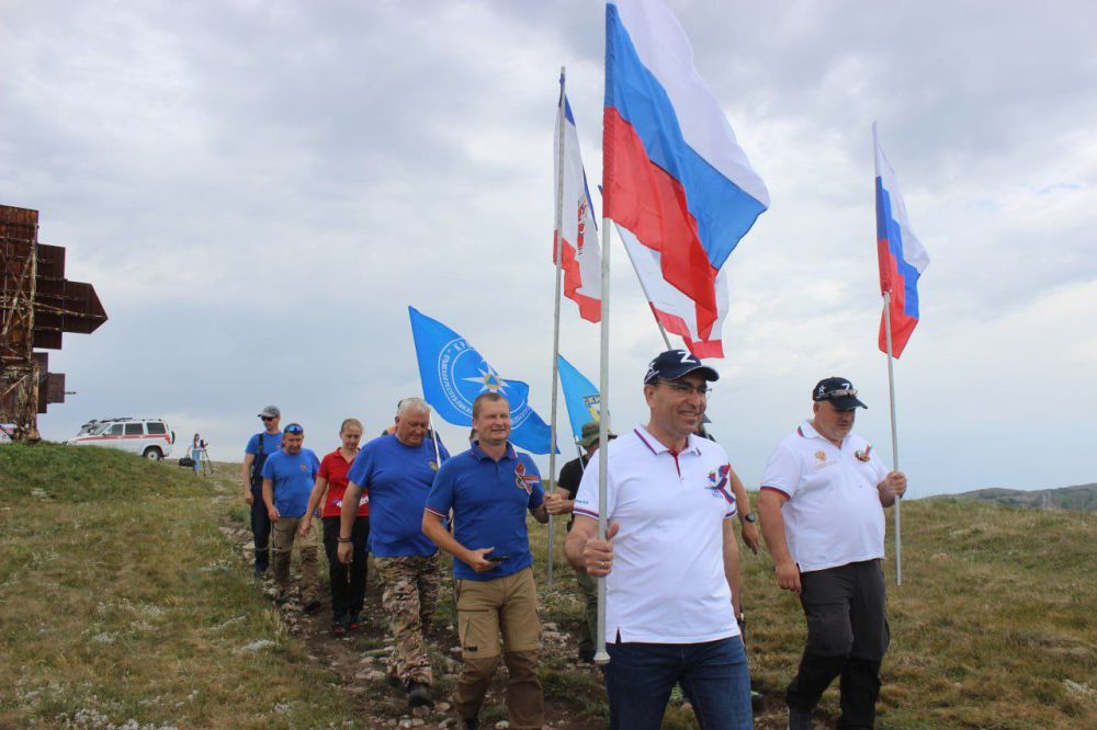 Спасатели развернули флаги на вершинах Крымских гор Спасатели развернули флаги на вершинах Крымских гор