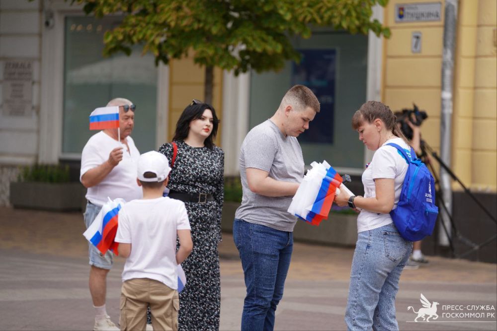 Алексей Зинченко: С Днём России!. Сегодня в разных муниципальных образованиях полуострова молодежь дарит праздничное... Алексей Зинченко: С Днём России!. Сегодня в разных муниципальных образованиях полуострова молодежь дарит праздничное...