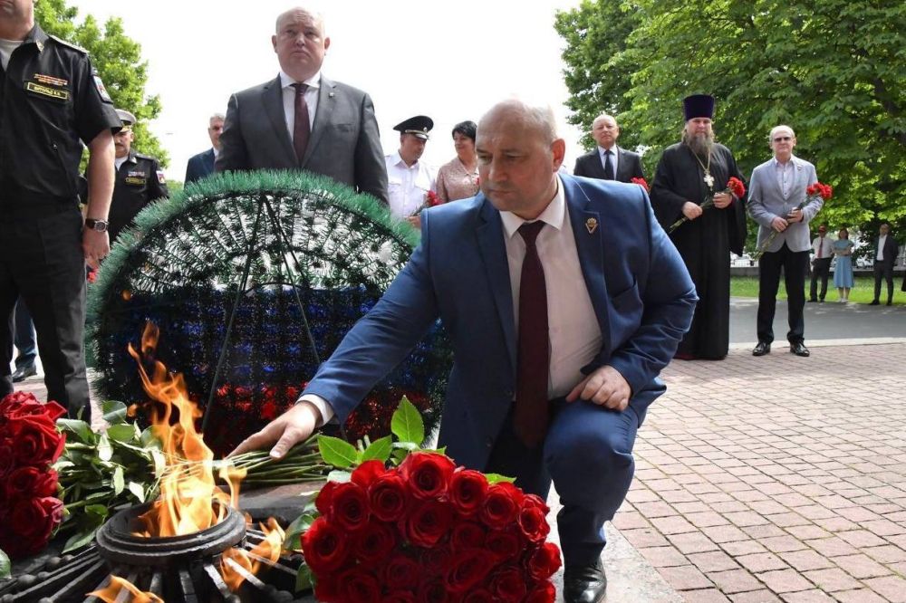 Владимир Немцев: Праздник традиционно начали с торжественной церемонии возложения цветов к Вечному огню Мемориала героической обороны Севастополя 1941-1942 годов Владимир Немцев: Праздник традиционно начали с торжественной церемонии возложения цветов к Вечному огню Мемориала героической обороны Севастополя 1941-1942 годов