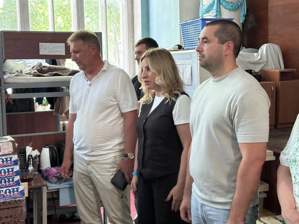 Министр спорта Ольга Торубарова совместно с первым заместителем Сергеем Гниздыло и директорами республиканских спортивных школ навестили военнослужащих-участников СВО, находящихся в госпитале на лечениии и поздравили ребят с Днём России! Министр спорта Ольга Торубарова совместно с первым заместителем Сергеем Гниздыло и директорами республиканских спортивных школ навестили военнослужащих-участников СВО, находящихся в госпитале на лечениии и поздравили ребят с Днём России!