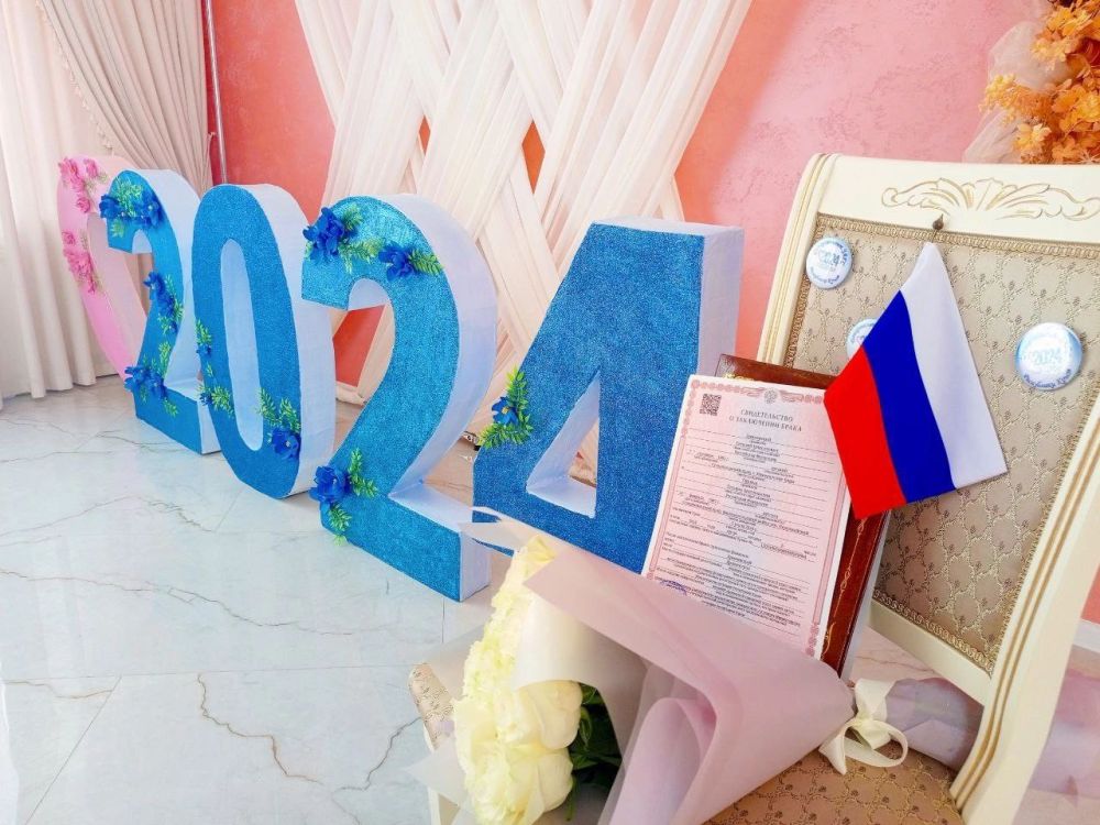 Армянский городской отдел ЗАГС проводил торжественную регистрацию заключения брака, посвященную празднованию Дня России. Армянский городской отдел ЗАГС проводил торжественную регистрацию заключения брака, посвященную празднованию Дня России.