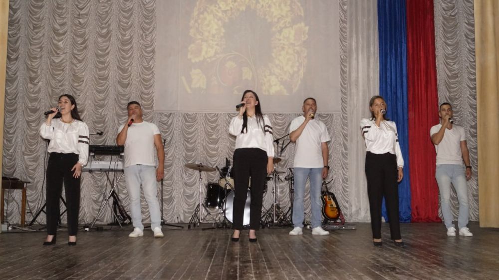В районном Доме культуры пгт Советский состоялся праздничный концерт, посвящённый Дню России В районном Доме культуры пгт Советский состоялся праздничный концерт, посвящённый Дню России