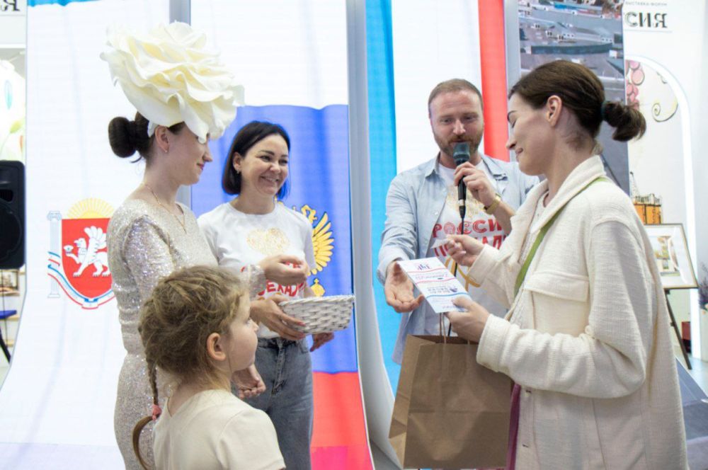 Несмотря на пасмурную погоду в Москве, на стенде Республики Крым жарко Несмотря на пасмурную погоду в Москве, на стенде Республики Крым жарко