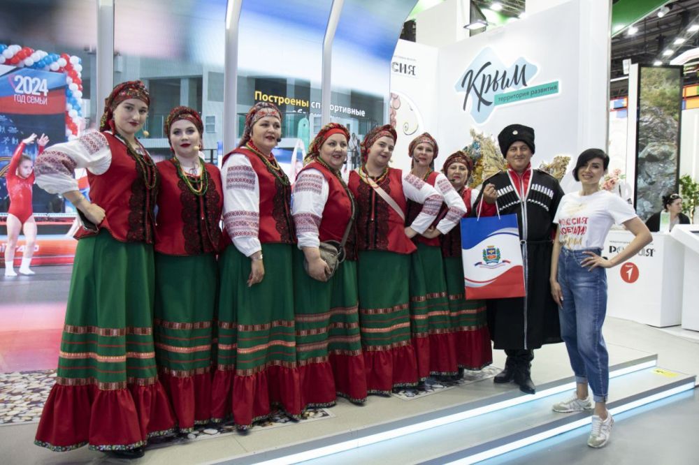 Все в Крым!. Вы только посмотрите, как зажигает команда Симферополя, которая работает на стенде Республики Крым Приглашаем в... Все в Крым!. Вы только посмотрите, как зажигает команда Симферополя, которая работает на стенде Республики Крым Приглашаем в...