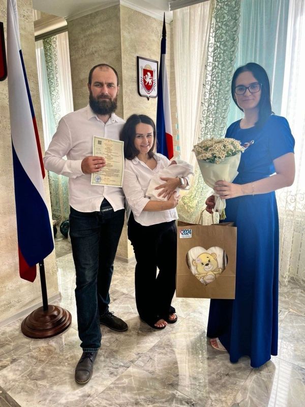 Керченский городской отдел ЗАГС ко Дню России также провел церемонию регистрации рождения и имянаречения. Керченский городской отдел ЗАГС ко Дню России также провел церемонию регистрации рождения и имянаречения.