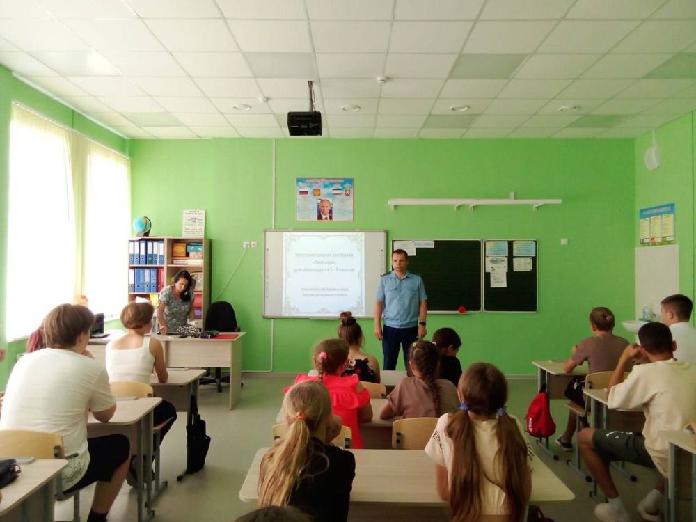 Прокурор Кировского района Александр Пряхин в летнем оздоровительном лагере при Кировской общеобразовательной школе № 1 провел тематическое мероприятие на тему: «Я живу в России», посвященное празднованию Дня России