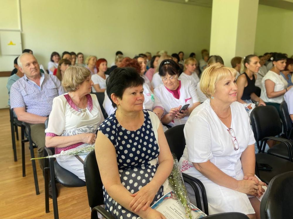 В преддверии Дня медицинского работника в городской больнице Армянска прошло торжественное мероприятие, где чествовали представителей самой гуманной профессии В преддверии Дня медицинского работника в городской больнице Армянска прошло торжественное мероприятие, где чествовали представителей самой гуманной профессии