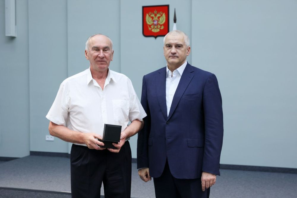 Сергей Аксёнов: В преддверии профессионального праздника – Дня медицинского работника – рад поздравить и вручить заслуженные награды врачам и медсестрам Сергей Аксёнов: В преддверии профессионального праздника – Дня медицинского работника – рад поздравить и вручить заслуженные награды врачам и медсестрам