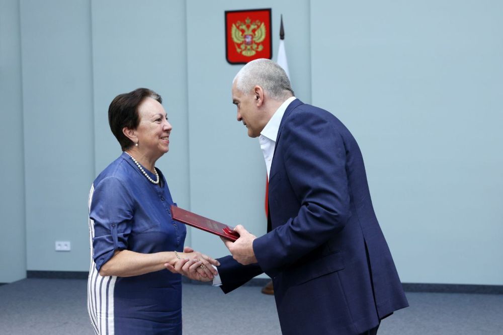 Сергей Аксёнов: В преддверии профессионального праздника – Дня медицинского работника – рад поздравить и вручить заслуженные награды врачам и медсестрам Сергей Аксёнов: В преддверии профессионального праздника – Дня медицинского работника – рад поздравить и вручить заслуженные награды врачам и медсестрам