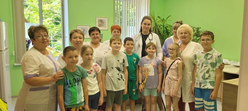 Участники и педагоги летней тематической площадки «Орлята России», организованной в МБОУ «СОШ №5 им. 5-го АСП» Симферополя, посетили ГБУЗ РК «Симферопольская поликлиника №3» и поздравили медицинских работников с профессиональным праздником Участники и педагоги летней тематической площадки «Орлята России», организованной в МБОУ «СОШ №5 им. 5-го АСП» Симферополя, посетили ГБУЗ РК «Симферопольская поликлиника №3» и поздравили медицинских работников с профессиональным праздником