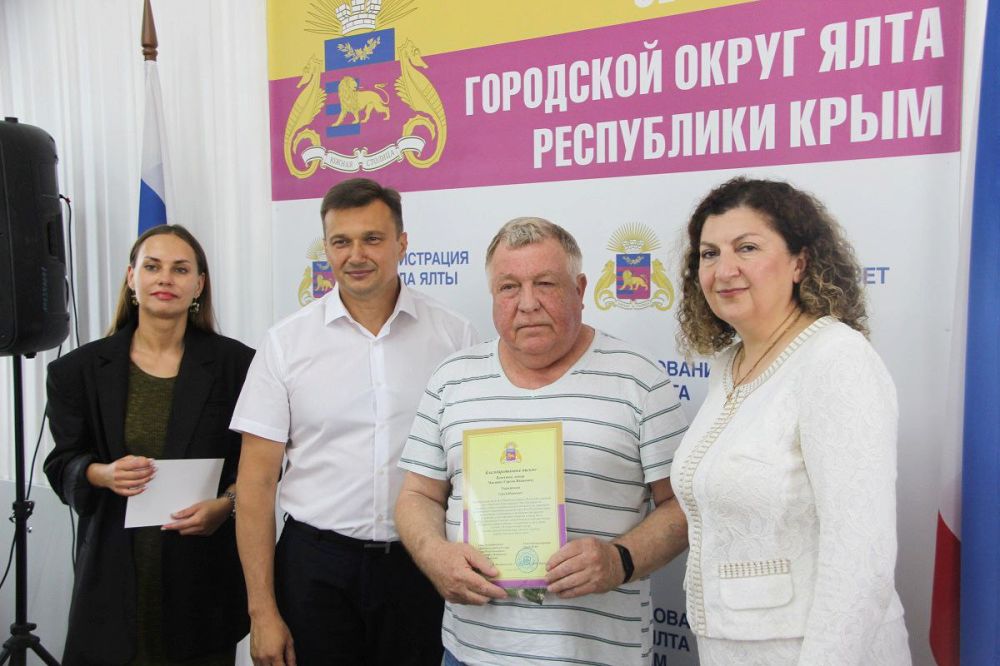 Константин Шимановский: Во Всемирный день донора крови чествовали ялтинские династии доноров, организаторов донорских акций и социальных партнёров донорского движения Константин Шимановский: Во Всемирный день донора крови чествовали ялтинские династии доноров, организаторов донорских акций и социальных партнёров донорского движения