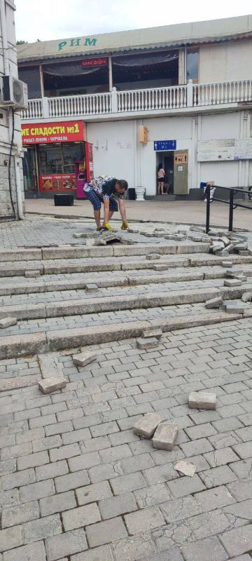 На Графской пристани работники предприятия ГУП «Севэлектроавтотранс имени А. . руподёрова» наводят порядок в зонах посадки пассажиров на катера для обеспечения безопасности и комфорта при осуществлении морского пассажирского сообщения На Графской пристани работники предприятия ГУП «Севэлектроавтотранс имени А. . руподёрова» наводят порядок в зонах посадки пассажиров на катера для обеспечения безопасности и комфорта при осуществлении морского пассажирского сообщения