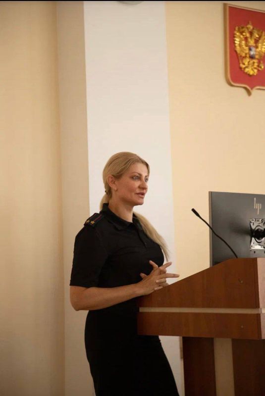 В Симферополе сотрудники полиции провели профориентационные беседы с выпускниками университета В Симферополе сотрудники полиции провели профориентационные беседы с выпускниками университета