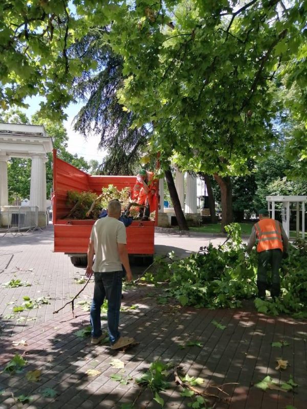 Михаил Развожаев: Ночью вернулся в город из командировки в Астрахань, утром провели планёрку с оперштабом по устранению последствий сильного дождя Михаил Развожаев: Ночью вернулся в город из командировки в Астрахань, утром провели планёрку с оперштабом по устранению последствий сильного дождя