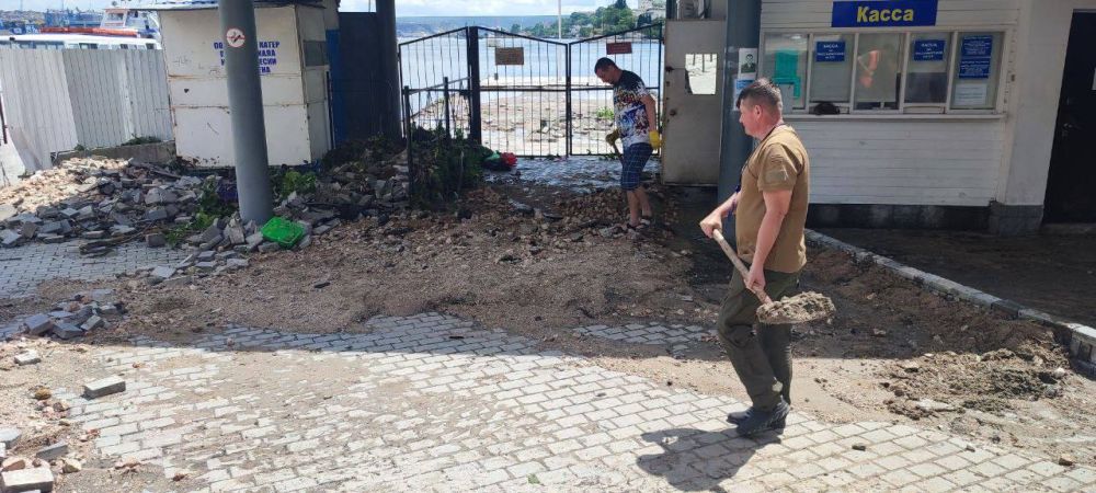 Силами ремонтной и энергохозяйственной служб предприятия ГУП «Севэлектроавтотранс им. . . руподёрова» проводятся работы по устранению последствий сильного дождя Силами ремонтной и энергохозяйственной служб предприятия ГУП «Севэлектроавтотранс им. . . руподёрова» проводятся работы по устранению последствий сильного дождя
