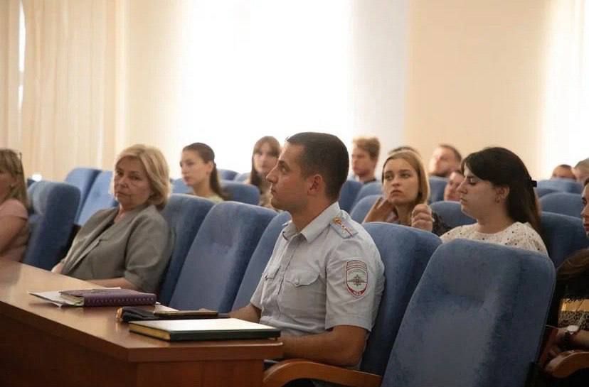 В Симферополе сотрудники полиции провели профориентационные беседы с выпускниками университета В Симферополе сотрудники полиции провели профориентационные беседы с выпускниками университета