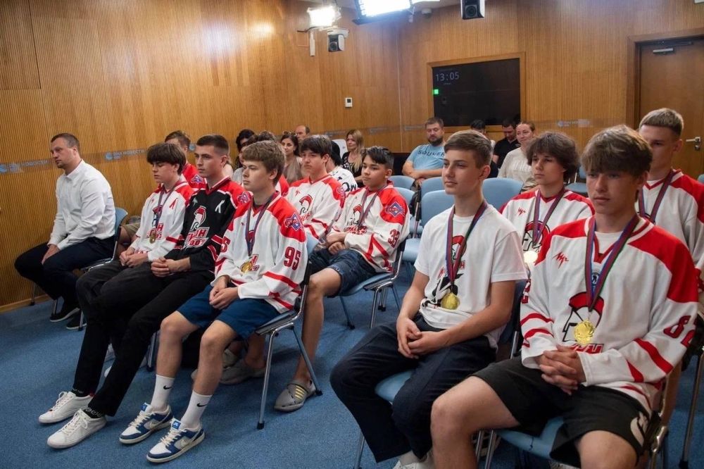 Ольга Торубарова: Совместно с вице-президентом Симферопольской городской федерации хоккея с шайбой, представителем Фонда... Ольга Торубарова: Совместно с вице-президентом Симферопольской городской федерации хоккея с шайбой, представителем Фонда...