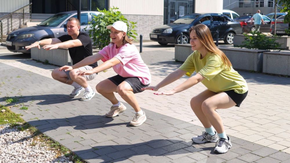 ВЫХОДНОЙ С ПОЛЬЗОЙ!. Сегодня в Крыму выходной, но это не повод пропускать еженедельную зарядку У Ресурсного центра поддержки добровольчества в рамках «Лета с пользой» молодежь занялась спортом, чтобы зарядиться энергией на предстоящую неделю ВЫХОДНОЙ С ПОЛЬЗОЙ!. Сегодня в Крыму выходной, но это не повод пропускать еженедельную зарядку У Ресурсного центра поддержки добровольчества в рамках «Лета с пользой» молодежь занялась спортом, чтобы зарядиться энергией на предстоящую неделю