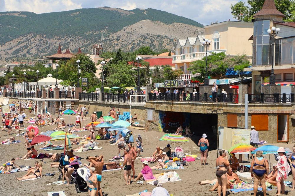 Никто не приехал! Совершенно пустынный центральный пляж у нас здесь в Судаке сегодня 17 июня 2024 года ровно в полдень, в картинках Никто не приехал! Совершенно пустынный центральный пляж у нас здесь в Судаке сегодня 17 июня 2024 года ровно в полдень, в картинках