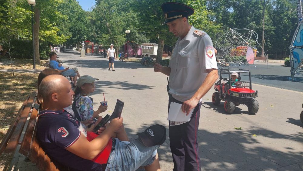 Севастопольские полицейские продолжают проводить профилактические рейды в парках города Севастопольские полицейские продолжают проводить профилактические рейды в парках города