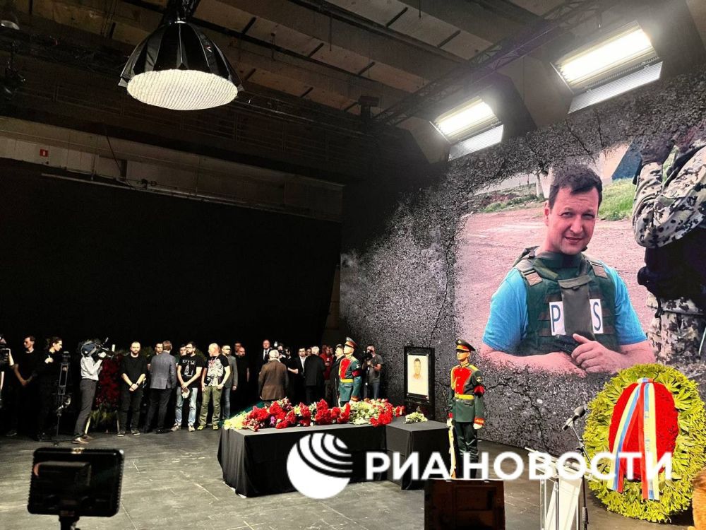 В телецентре "Останкино" в Москве прощаются с погибшим из-за удара ВСУ оператором НТВ Валерием Кожиным В телецентре "Останкино" в Москве прощаются с погибшим из-за удара ВСУ оператором НТВ Валерием Кожиным
