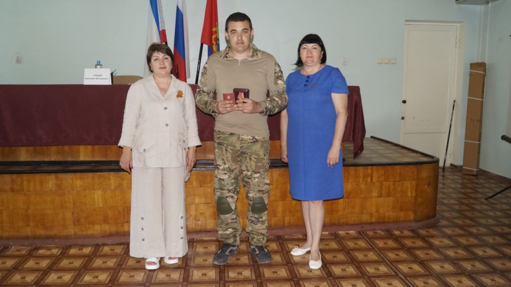 Виктория Грицай: Совместно с председателем Советского районного совета Еленой Пось вручили Памятные медали «80 лет освобождения Крыма от фашистских захватчиков» от Главы Республики Крым Сергея Аксёнова участникам специальной военной операции, землякам: Виктория Грицай: Совместно с председателем Советского районного совета Еленой Пось вручили Памятные медали «80 лет освобождения Крыма от фашистских захватчиков» от Главы Республики Крым Сергея Аксёнова участникам специальной военной операции, землякам: