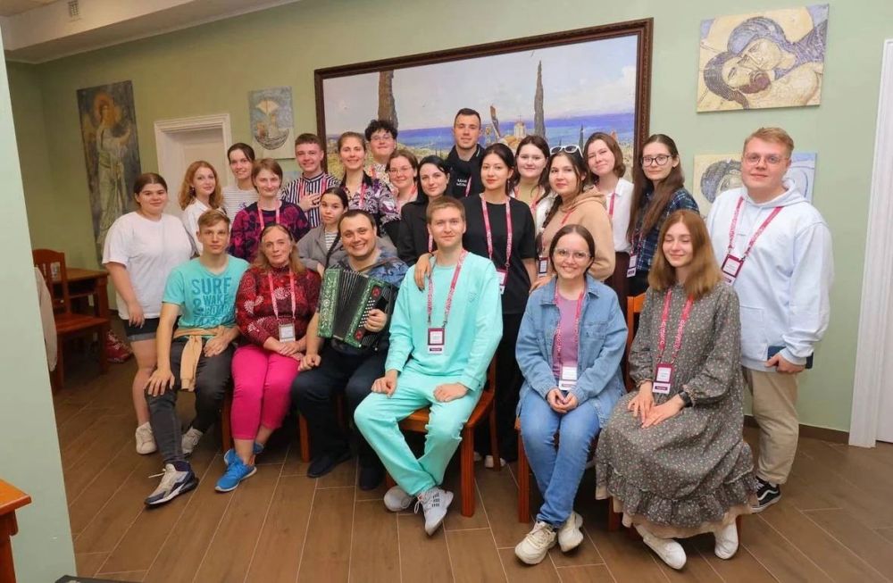 ПОСЛЫ РУССКОГО ЯЗЫКА. С 9 по 13 июня прошёл первый в этом году заезд Всероссийского проекта «Истоки. Школа». Форум объединил... ПОСЛЫ РУССКОГО ЯЗЫКА. С 9 по 13 июня прошёл первый в этом году заезд Всероссийского проекта «Истоки. Школа». Форум объединил...