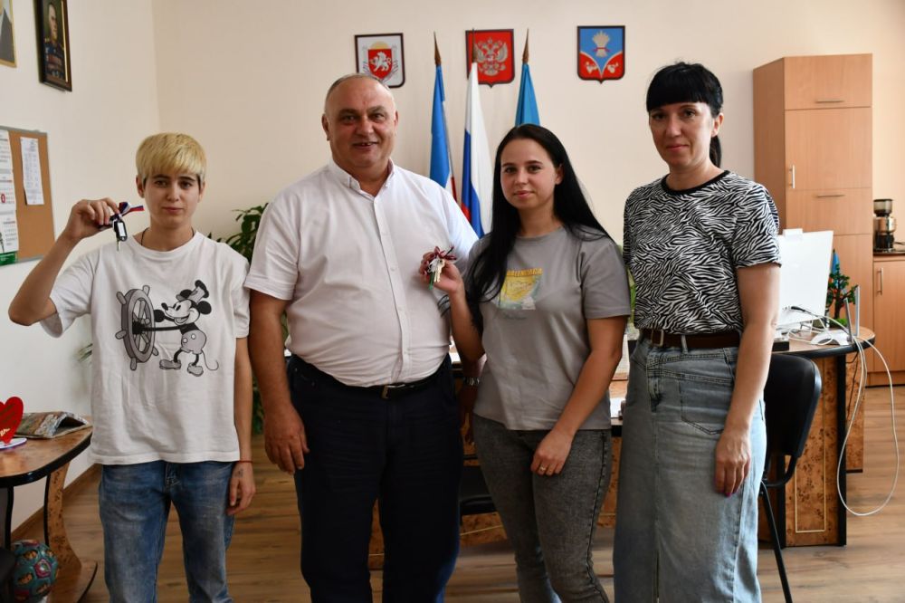 Глава Администрации района Василий Грабован вручил ключи от квартир Виктории Коренюк и Ермоленко Евгении Глава Администрации района Василий Грабован вручил ключи от квартир Виктории Коренюк и Ермоленко Евгении