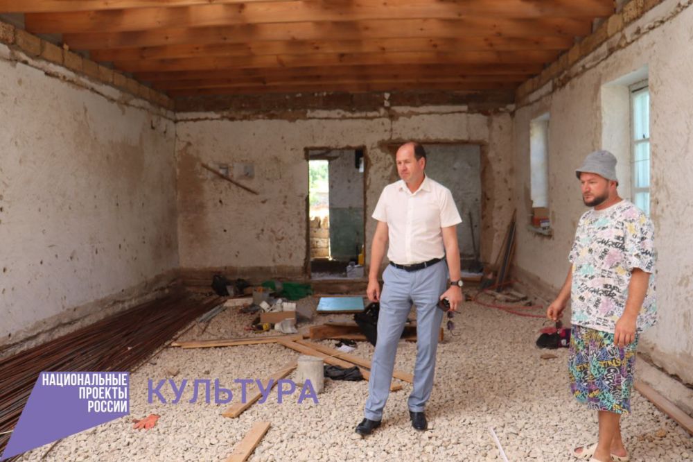 Владислав Хаджиев: Выехал сегодня в село Яркое, где продолжаются работы по капитальному ремонту сельского клуба Владислав Хаджиев: Выехал сегодня в село Яркое, где продолжаются работы по капитальному ремонту сельского клуба