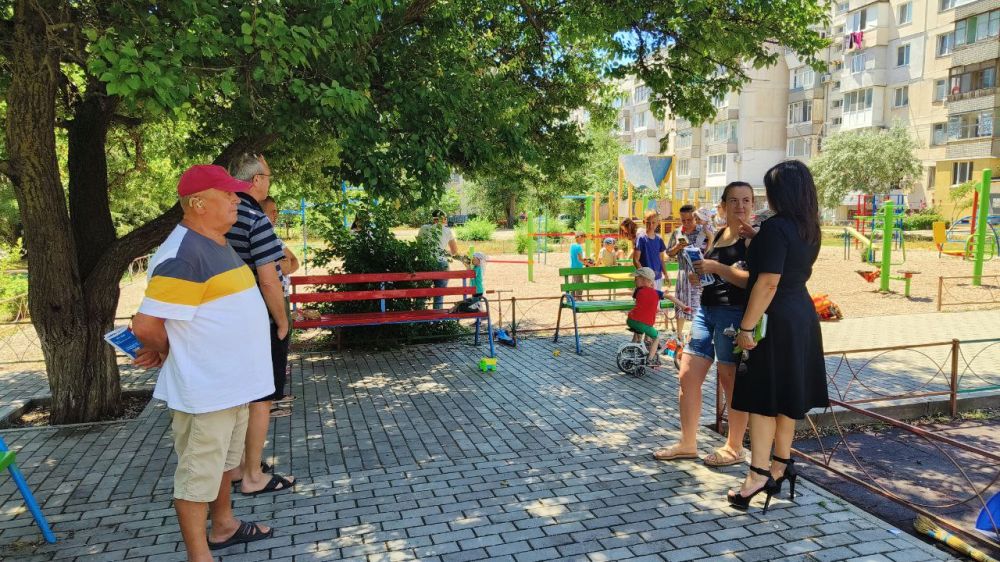 Эммилия Леонова: Совместно с Яной Михайловной Бузинской - депутатом Евпаторийского городского совета от фракции Партии... Эммилия Леонова: Совместно с Яной Михайловной Бузинской - депутатом Евпаторийского городского совета от фракции Партии...