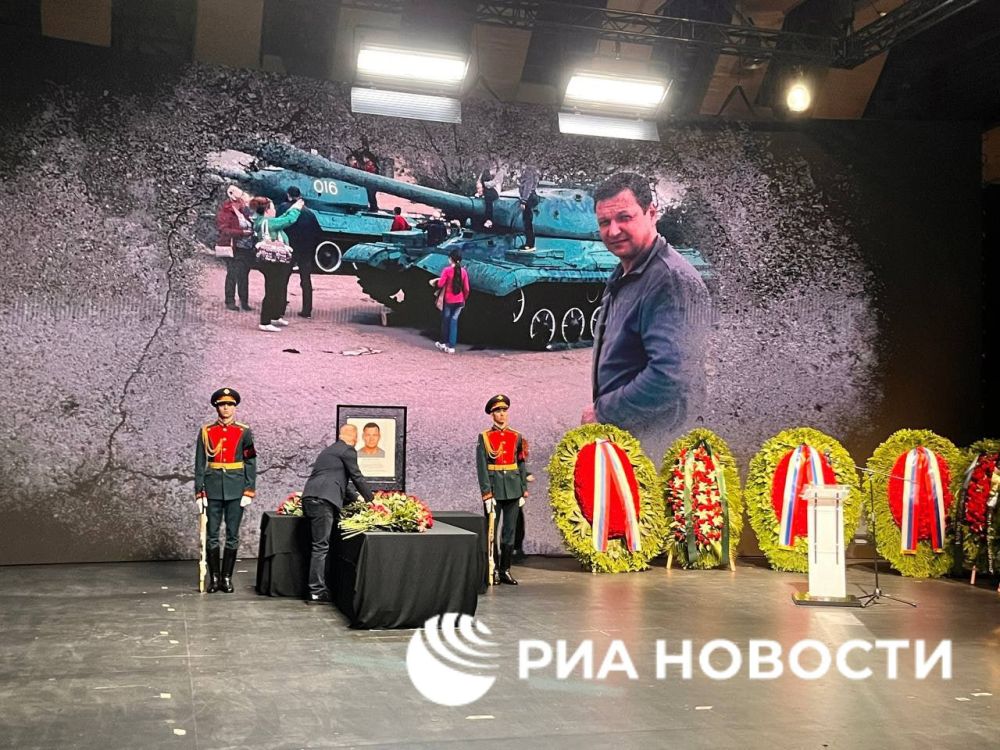 В телецентре "Останкино" в Москве прощаются с погибшим из-за удара ВСУ оператором НТВ Валерием Кожиным В телецентре "Останкино" в Москве прощаются с погибшим из-за удара ВСУ оператором НТВ Валерием Кожиным