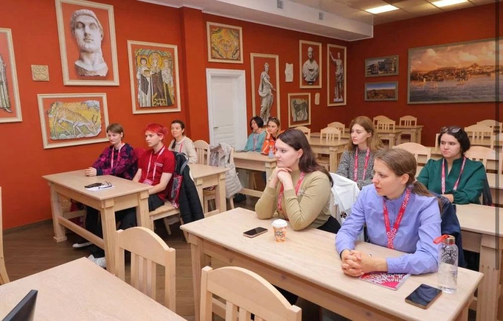 ПОСЛЫ РУССКОГО ЯЗЫКА. С 9 по 13 июня прошёл первый в этом году заезд Всероссийского проекта «Истоки. Школа». Форум объединил... ПОСЛЫ РУССКОГО ЯЗЫКА. С 9 по 13 июня прошёл первый в этом году заезд Всероссийского проекта «Истоки. Школа». Форум объединил...
