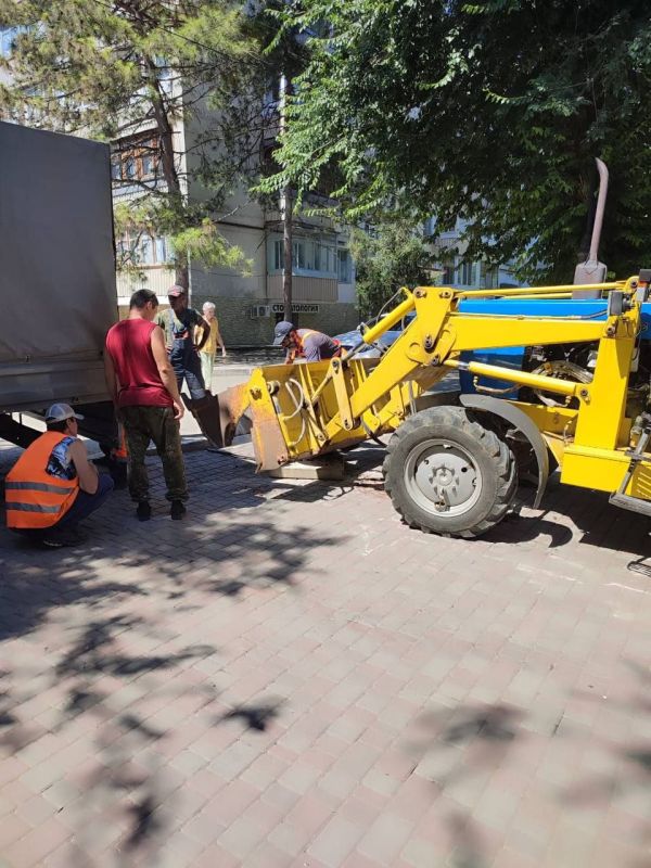 Наши специалисты вернули на место и основательно закрепили шар в Комсомольском парке Наши специалисты вернули на место и основательно закрепили шар в Комсомольском парке