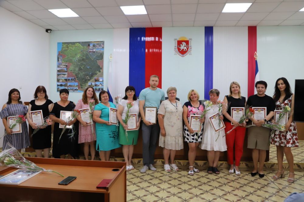В администрации района в торжественной обстановке вручили Почетные грамоты и Благодарственные письма В администрации района в торжественной обстановке вручили Почетные грамоты и Благодарственные письма