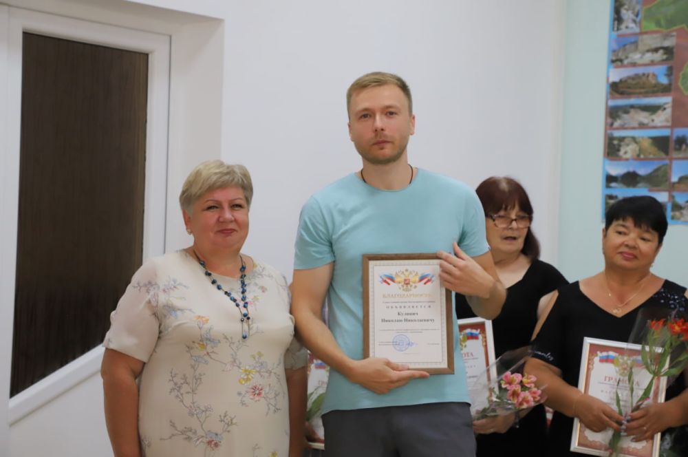 В администрации района в торжественной обстановке вручили Почетные грамоты и Благодарственные письма В администрации района в торжественной обстановке вручили Почетные грамоты и Благодарственные письма