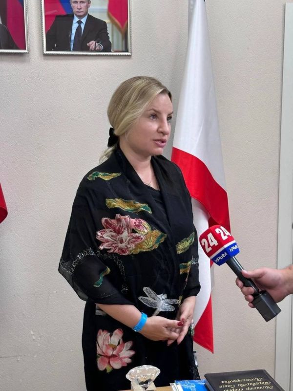 Министр спорта Ольга Торубарова совместно с заместителями Сергеем Гниздыло и Анной Бакаловой вручили наградные часы Министерства спорта Республики Крым Виталии Старовойтовой - победителю Чемпионата России по ММА Министр спорта Ольга Торубарова совместно с заместителями Сергеем Гниздыло и Анной Бакаловой вручили наградные часы Министерства спорта Республики Крым Виталии Старовойтовой - победителю Чемпионата России по ММА